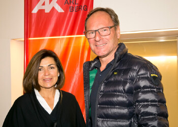 Fotos des AK Charity Kabaretts 2025. Auf den Fotos sind Gäste, Kabarettisten, CliniClowns und AK Präsident Bernhard Heinzle.