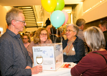 Fotos des AK Charity Kabaretts 2025. Auf den Fotos sind Gäste, Kabarettisten, CliniClowns und AK Präsident Bernhard Heinzle.