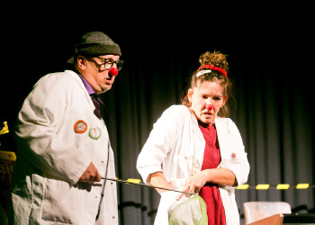 Fotos des AK Charity Kabaretts 2025. Auf den Fotos sind Gäste, Kabarettisten, CliniClowns und AK Präsident Bernhard Heinzle.