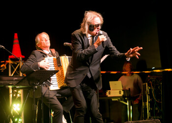 Fotos des AK Charity Kabaretts 2025. Auf den Fotos sind Gäste, Kabarettisten, CliniClowns und AK Präsident Bernhard Heinzle.