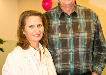 Fotos des AK Charity Kabaretts 2025. Auf den Fotos sind Gäste, Kabarettisten, CliniClowns und AK Präsident Bernhard Heinzle.