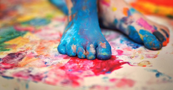 Ein Kind malt mit seinen Füßen © Adobe Stock, kolinko_tanya