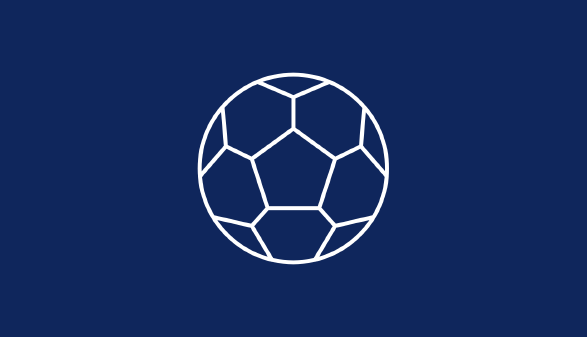 rafische Illustration eines Fu&szlig;balls im Querformat auf dunkelblauem Hintergrund. Der Ball ist minimalistisch als wei&szlig;e Liniengrafik (Outline-Design) dargestellt, welche die typischen F&uuml;nf- und Sechseck-Waben des Fu&szlig;balls zeigt.