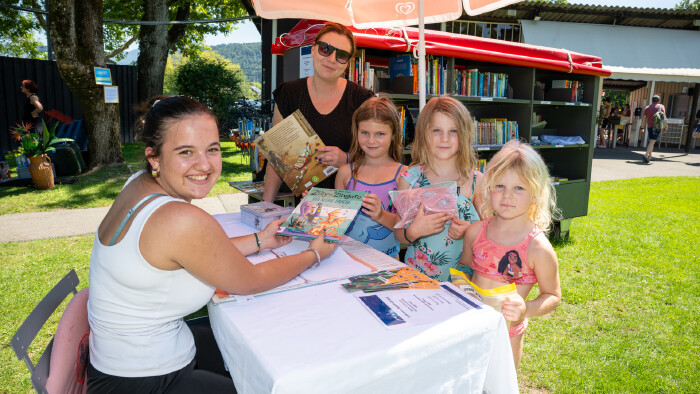 AK Bade-Buch-Bibliothekarin Sophia mit Stephanie, Mathilda, Lina und Leonie im Erlebnis-Waldbad Feldkirch. (von links) © AK Vorarlberg AK Bade-Buch-Bibliothekarin Sophia mit Stephanie, Mathilda, Lina und Leonie im Erlebnis-Waldbad Feldkirch. (von links)