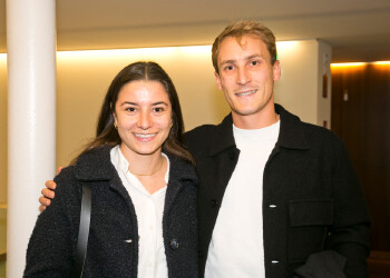 Fotos des AK Charity Kabaretts 2025. Auf den Fotos sind Gäste, Kabarettisten, CliniClowns und AK Präsident Bernhard Heinzle.