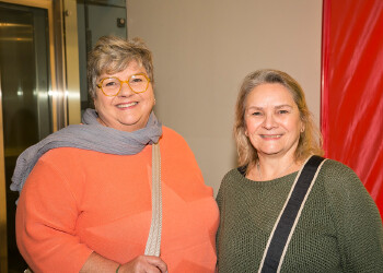 Fotos des AK Charity Kabaretts 2025. Auf den Fotos sind Gäste, Kabarettisten, CliniClowns und AK Präsident Bernhard Heinzle.