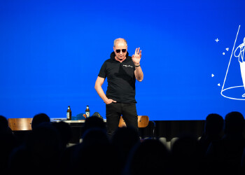 Fotos des AK Charity Kabaretts 2025. Die Fotos zeigen Gäste im Saal sowie Kabarettisten, CliniClowns und AK Präsident Bernhard Heinzle auf der Bühne.