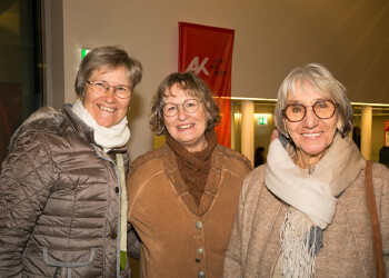 Fotos des AK Charity Kabaretts 2025. Auf den Fotos sind Gäste, Kabarettisten, CliniClowns und AK Präsident Bernhard Heinzle.