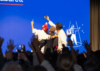 Fotos des AK Charity Kabaretts 2025. Die Fotos zeigen Gäste im Saal sowie Kabarettisten, CliniClowns und AK Präsident Bernhard Heinzle auf der Bühne.