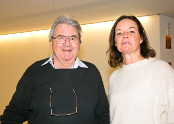 Fotos des AK Charity Kabaretts 2025. Auf den Fotos sind Gäste, Kabarettisten, CliniClowns und AK Präsident Bernhard Heinzle.