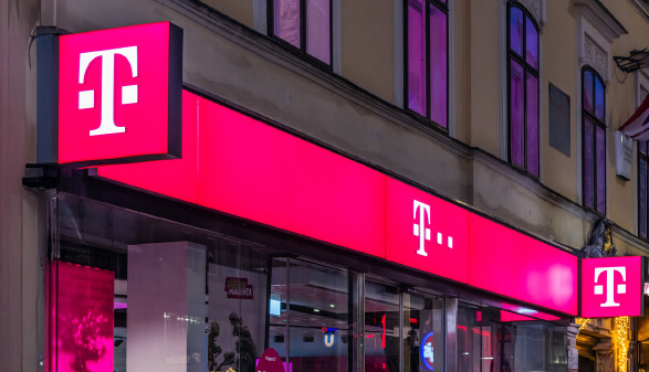 Beleuchtete Telekom-Filiale in der Mariahilfer Stra&szlig;e bei Nacht. 