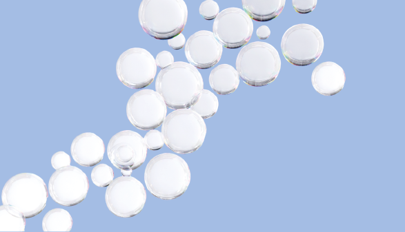 Mehrere durchsichtige Seifenblasen in unterschiedlichen Gr&ouml;&szlig;en schweben diagonal &uuml;ber einen hellblauen Hintergrund.