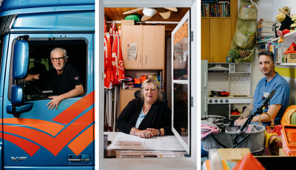 Eine Collage aus drei vertikalen Fotos, die verschiedene Personen an ihren Arbeitspl&auml;tzen zeigt:  Links: Ein Mann mit Brille blickt l&auml;chelnd aus dem ge&ouml;ffneten Fenster des F&uuml;hrerhauses eines blauen Lastkraftwagens (Lkw).  Mitte: Eine Frau sitzt an einem Schreibtisch hinter einem Kassenfenster, &uuml;ber dem das Wort &bdquo;KASSA&ldquo; steht. Im Hintergrund sind rote Sonnenschirme und Schr&auml;nke zu sehen.  Rechts: Ein Mann in blauer medizinischer Arbeitskleidung sitzt in einem bunten Raum, der wie ein Spielzimmer oder eine Kinderstation eingerichtet ist, umgeben von Spielzeug, B&uuml;chern und einem Kinderwagenaufsatz im Vordergrund.
