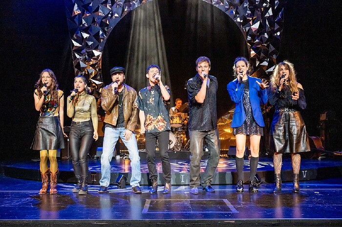 M&auml;nner und Frauen singend mit Mikrofon auf der Theaterb&uuml;hne