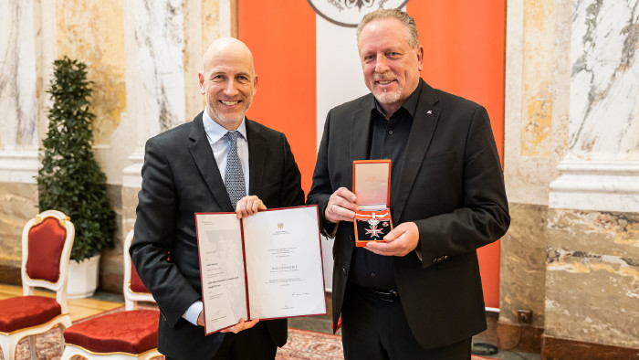 Aus den Händen von Bundesminister Martin Kocher erhielt Alt-AK-Präsident Hubert Hämmerle das Große Silberne Ehrenzeichen der Republik Österreich. © BMAW/Holey