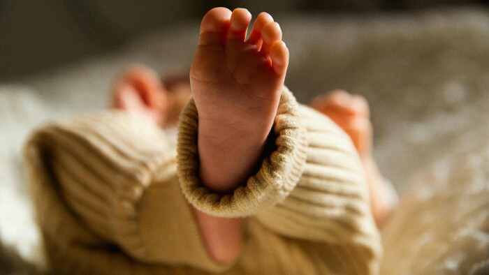 Nahaufnahme eines nackten Fußes eines Babys.