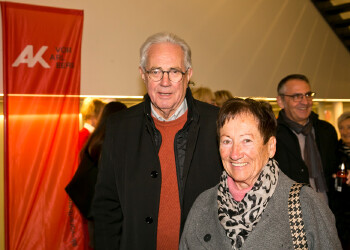 Fotos des AK Charity Kabaretts 2025. Auf den Fotos sind Gäste, Kabarettisten, CliniClowns und AK Präsident Bernhard Heinzle.