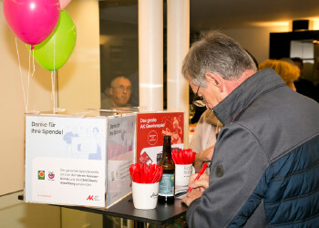 Fotos des AK Charity Kabaretts 2025. Auf den Fotos sind Gäste, Kabarettisten, CliniClowns und AK Präsident Bernhard Heinzle.