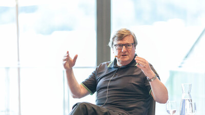 Prof. Karl-Josef Kuschel findet einen Lösungsansatz des Menschheitsdramas von immer wiederkehrender Gewalt in der zweiten Chance, die Hilde Domin propagiert: „Damit es anders anfängt zwischen uns allen!“