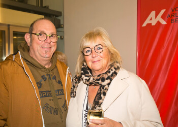 Fotos des AK Charity Kabaretts 2025. Auf den Fotos sind Gäste, Kabarettisten, CliniClowns und AK Präsident Bernhard Heinzle.