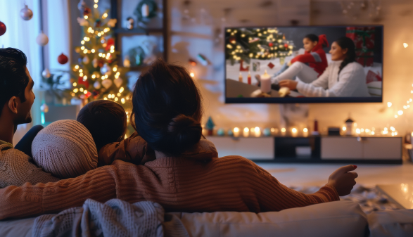 Familie schaut Weihnachtsfilm