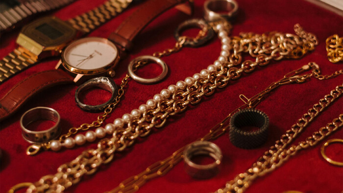 Bild mit Schmuck und Uhren