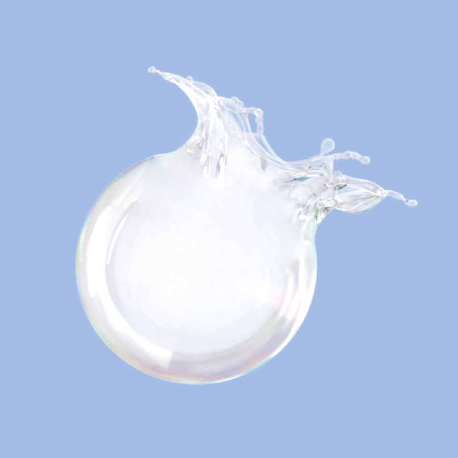 Eine durchsichtige Seifenblase schwebt &uuml;ber einen hellblauen Hintergrund und zerplatzt gerade.