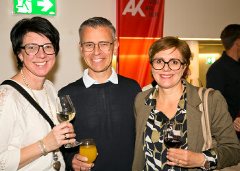 Fotos des AK Charity Kabaretts 2025. Auf den Fotos sind Gäste, Kabarettisten, CliniClowns und AK Präsident Bernhard Heinzle.