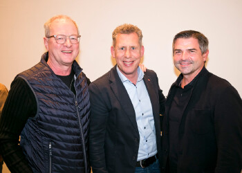 Fotos des AK Charity Kabaretts 2025. Auf den Fotos sind Gäste, Kabarettisten, CliniClowns und AK Präsident Bernhard Heinzle.