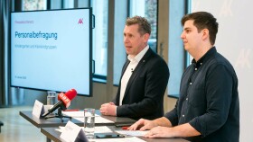 AK Präsident Bernhard Heinzle und Experte Linus Riedmann bei der Pressekonferenz im Saal der AK Vorarlberg.