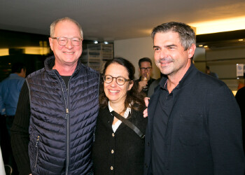 Fotos des AK Charity Kabaretts 2025. Auf den Fotos sind Gäste, Kabarettisten, CliniClowns und AK Präsident Bernhard Heinzle.