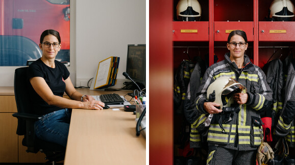 Zwei nebeneinanderstehende Fotos zeigen dieselbe Frau mit Brille und dunklem, streng zur&uuml;ckgebundenem Haar in zwei unterschiedlichen Rollen.  Linkes Bild: Sie sitzt l&auml;chelnd an einem hellen Schreibtisch im B&uuml;ro, tr&auml;gt ein einfaches schwarzes T-Shirt sowie Jeans und hat die Hand an einer Computer-Maus. Durch ein Fenster im Hintergrund ist vage ein rotes Einsatzfahrzeug zu erkennen.  Rechtes Bild: Sie steht im selben Look, aber in voller Feuerwehr-Einsatzkleidung (schwarz-gelb gestreifte Brandschutzjacke) vor roten Spinden in einer Garderobe. In den H&auml;nden h&auml;lt sie einen Feuerwehrhelm mit Visier; &uuml;ber ihr im Spind sind weitere Helme aufgereiht.