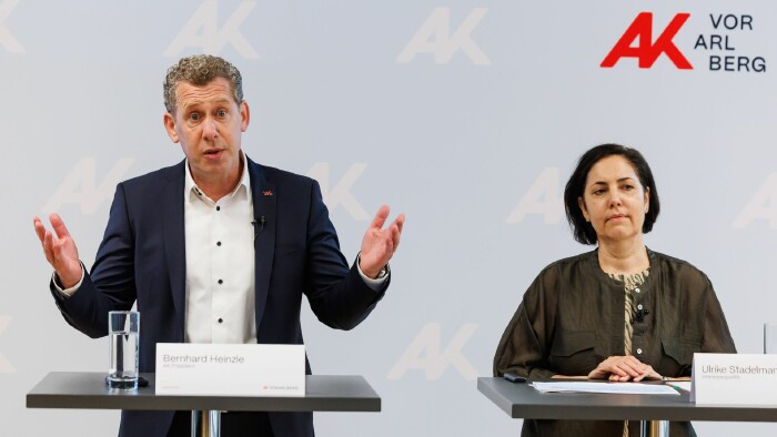 Links AK Pr&auml;sident Bernhard Heinzle, rechts AK Wohnbau-Expertin Ulrike Stadelmann bei einer Pressekonferenz