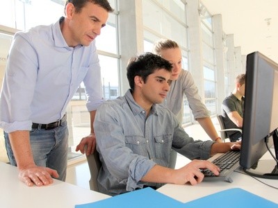Junger Mann wird am Computer eingeschult © goodluz, Fotolia Junger Mann wird am Computer eingeschult © goodluz, Fotolia