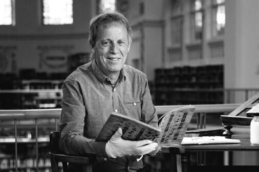 © Hanno Mackowitz Norbert Schnetzer mit Buch in Hand