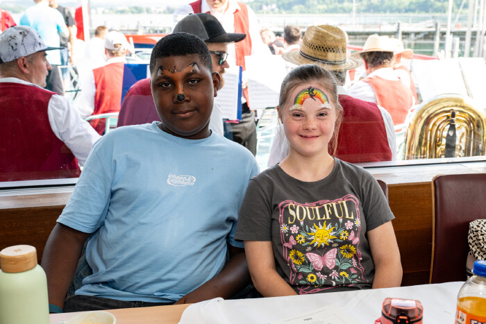 Kinder mit Gesichtsmalerei im Gesicht auf Schiff