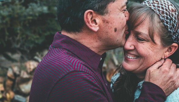 Ein älterer Mann küsst seine lachende Frau auf die Stirn © Craig Adderley, Pexels
