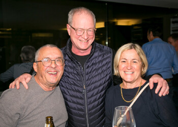 Fotos des AK Charity Kabaretts 2025. Auf den Fotos sind Gäste, Kabarettisten, CliniClowns und AK Präsident Bernhard Heinzle.