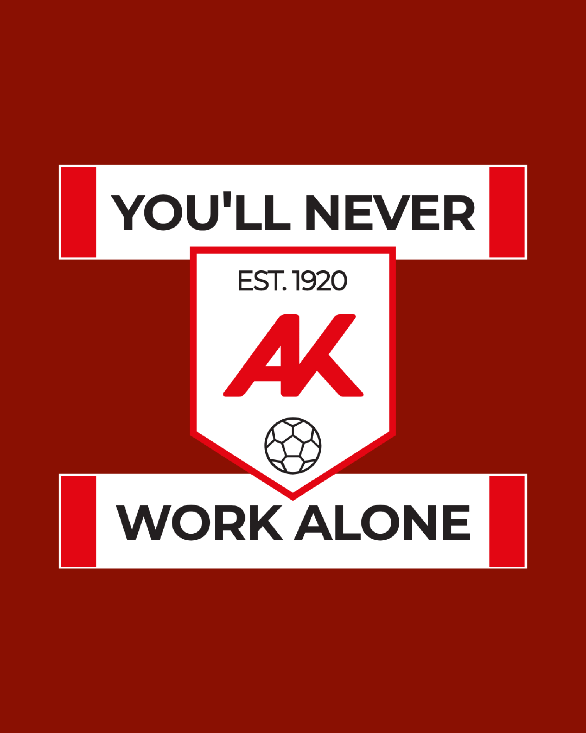 Werbebanner im Hochformat auf dunkelrotem Hintergrund. Im Zentrum steht das wei&szlig;e Wappen-Logo der Arbeiterkammer (AK) inklusive &bdquo;EST. 1920&ldquo; und einer Fu&szlig;ball-Grafik. Das Logo wird oben und unten von zwei horizontalen, wei&szlig;en Balken im Fu&szlig;ballschal-Design eingerahmt. Auf dem oberen Schal steht &bdquo;YOU'LL NEVER&ldquo;, auf dem unteren &bdquo;WORK ALONE&ldquo; in schwarzen Gro&szlig;buchstaben.