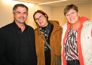 Fotos des AK Charity Kabaretts 2025. Auf den Fotos sind Gäste, Kabarettisten, CliniClowns und AK Präsident Bernhard Heinzle.