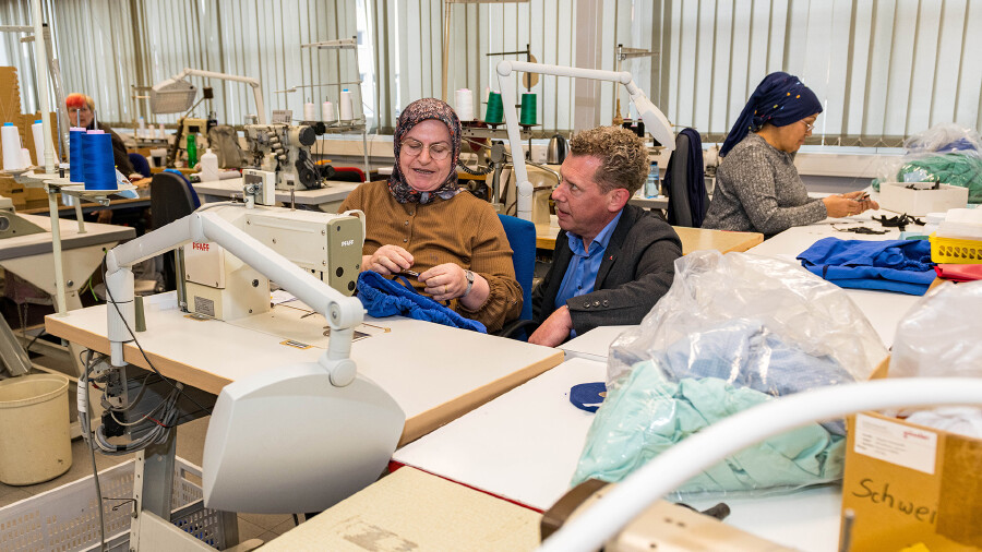 AK Präsident Bernhard Heinzle zu Besuch in der Integra, die sich um Vorarlberger Langzeitarbeitslose kümmert. Diesen Menschen eine dauerhafte Perspektive zu geben, wäre so wichtig, scheitert aber am politischen Willen. Auch dem österreichischen Vorzeigeprojekt in Marienthal war trotz Erfolg nur der Projektzeitraum vergönnt. 