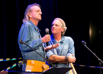 Fotos des AK Charity Kabaretts 2025. Auf den Fotos sind Gäste, Kabarettisten, CliniClowns und AK Präsident Bernhard Heinzle.