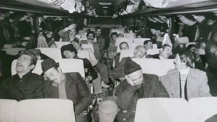 Vor 60 Jahren schloss Österreich mit der Türkei ein Anwerbeabkommen ab. Der Fotograf Rudolf Zündel begleitete 1977 einen Gastarbeiterbus auf der Reise in die Heimat. Seine Fotoarbeit betitelte er mit „Als Tschusch unter Gastarbeitern“. 