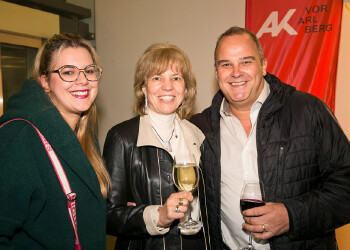 Fotos des AK Charity Kabaretts 2025. Auf den Fotos sind Gäste, Kabarettisten, CliniClowns und AK Präsident Bernhard Heinzle.