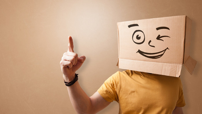 Auch der Online-Riese muss sich an die Rechtsordnung halten © ra2 studio , stock.adobe.com Paket mit lachendem Gesicht © ra2 studio , stock.adobe.com