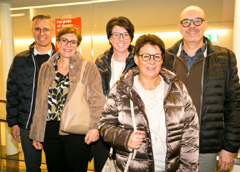 Fotos des AK Charity Kabaretts 2025. Auf den Fotos sind Gäste, Kabarettisten, CliniClowns und AK Präsident Bernhard Heinzle.