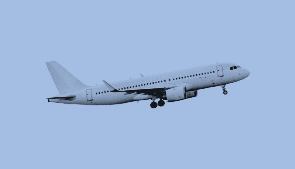 Ein abhebendes Passagierflugzeug
