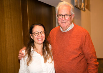 Fotos des AK Charity Kabaretts 2025. Auf den Fotos sind Gäste, Kabarettisten, CliniClowns und AK Präsident Bernhard Heinzle.