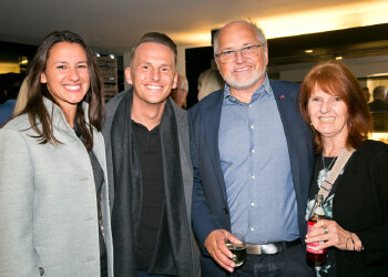 Fotos des AK Charity Kabaretts 2025. Auf den Fotos sind Gäste, Kabarettisten, CliniClowns und AK Präsident Bernhard Heinzle.